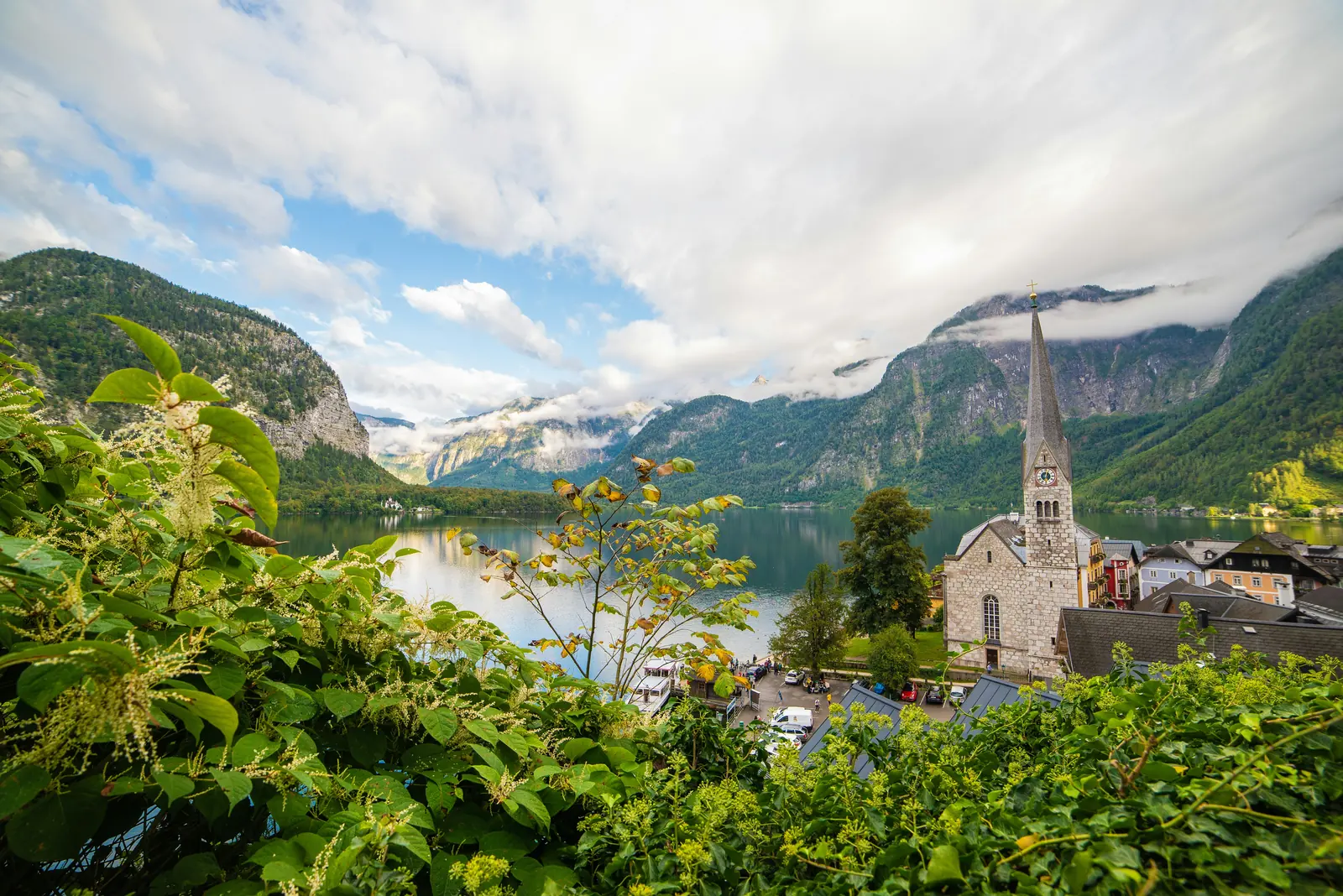 Hallstätter See mit dem Ort Hallstatt und seiner Kirche am Ufer