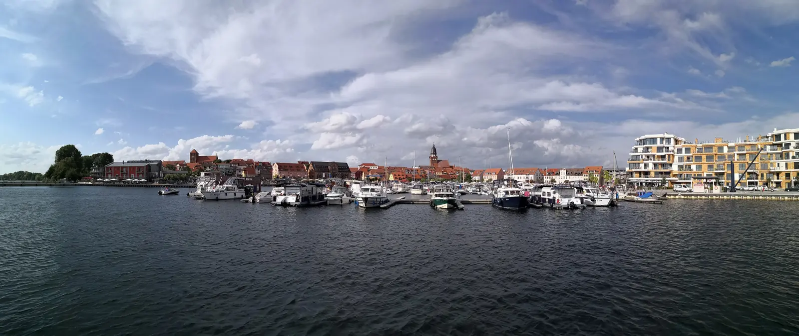 Blick über die Müritz auf den Hafen von Waren