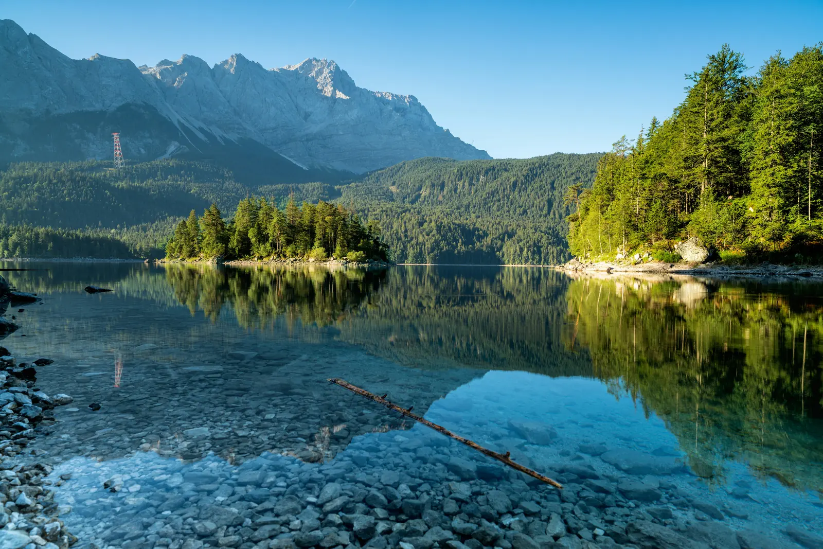 Eibsee bei Sonnenuntergang mit Steinufer und kleinen Inseln