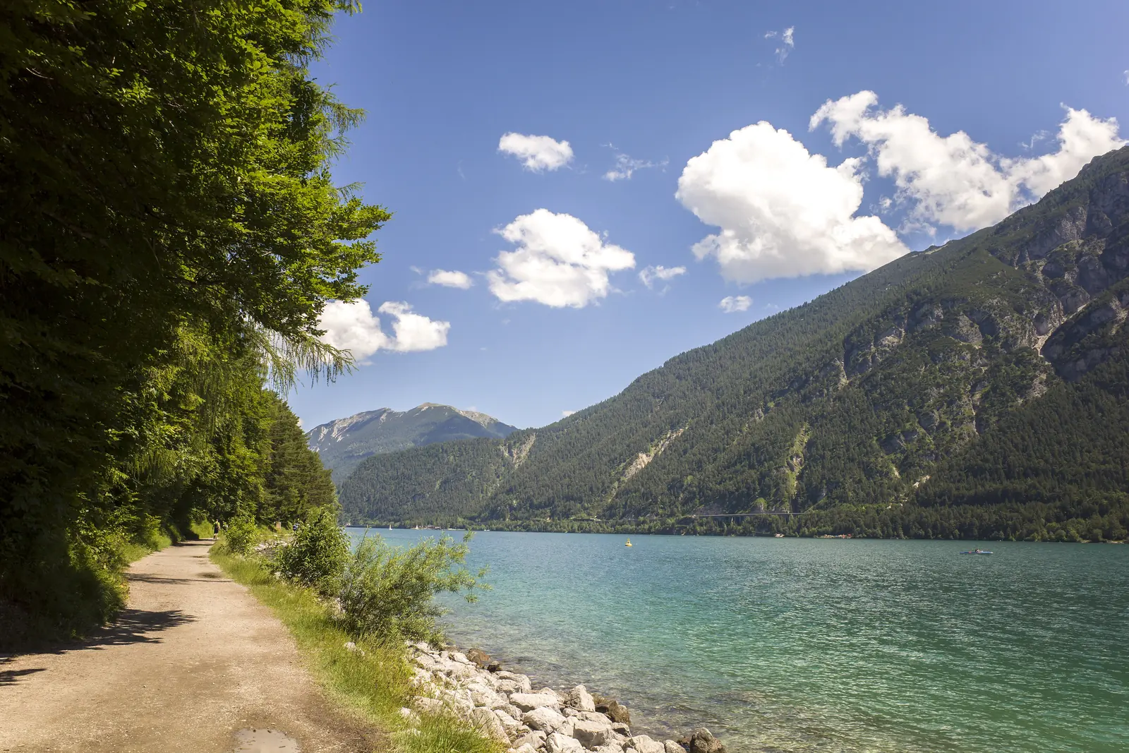 Achensee mit türkisem Wasser und Uferweg bei Pertisau