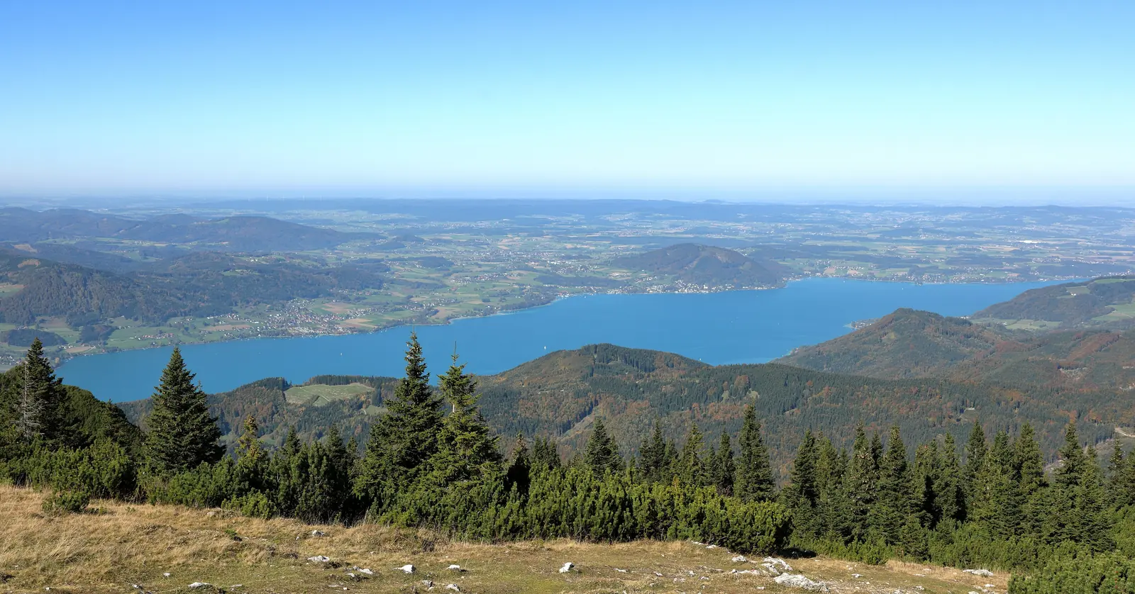 Blick vom Hochlecken über den Attersee und das Alpenvorland