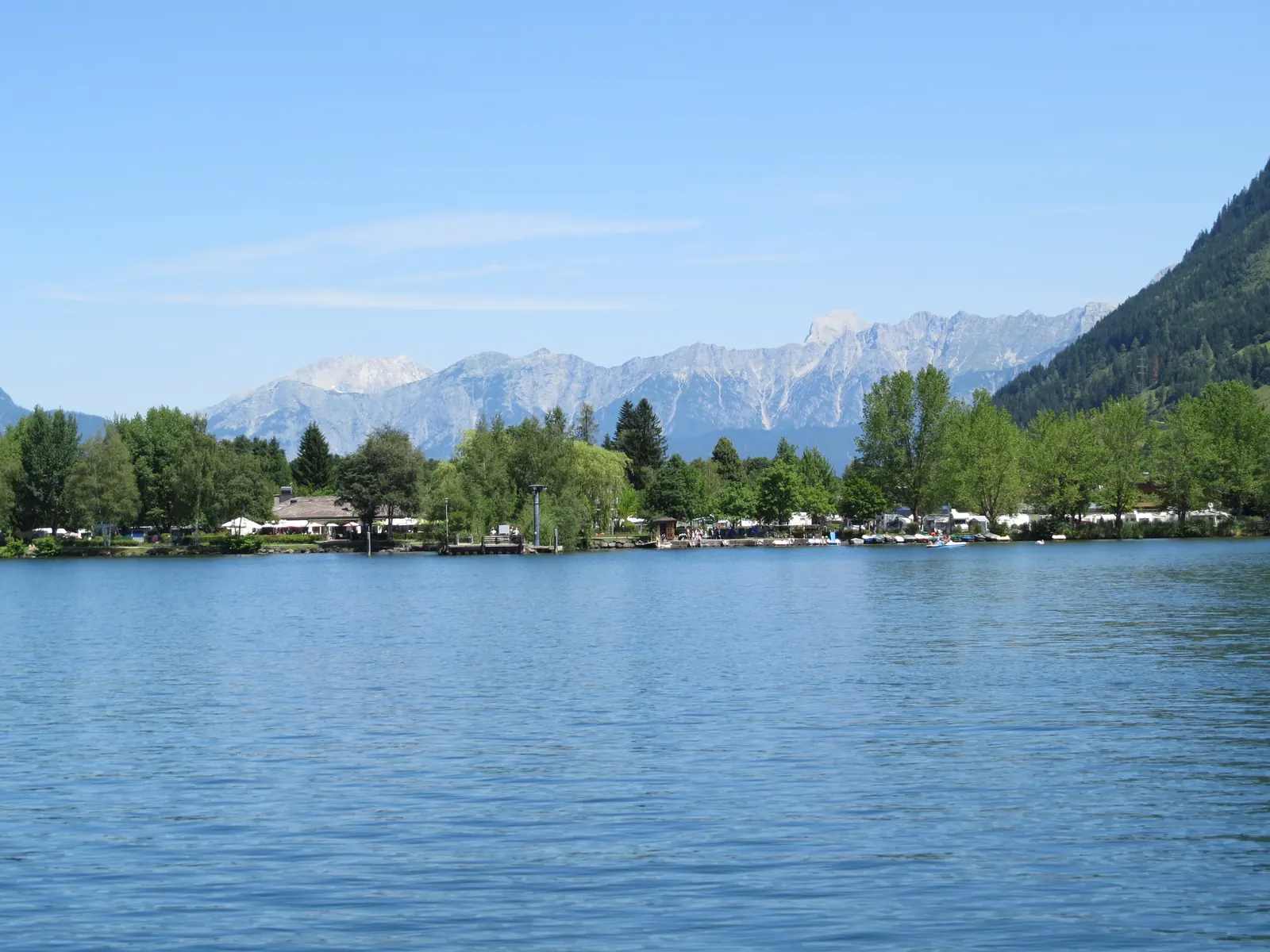 Zeller See mit Uferbäumen und dem Steinernen Meer im Hintergrund